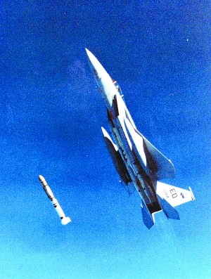 Máy bay chiến đấu F-15 Mỹ phóng tên lửa chống vệ tinh
